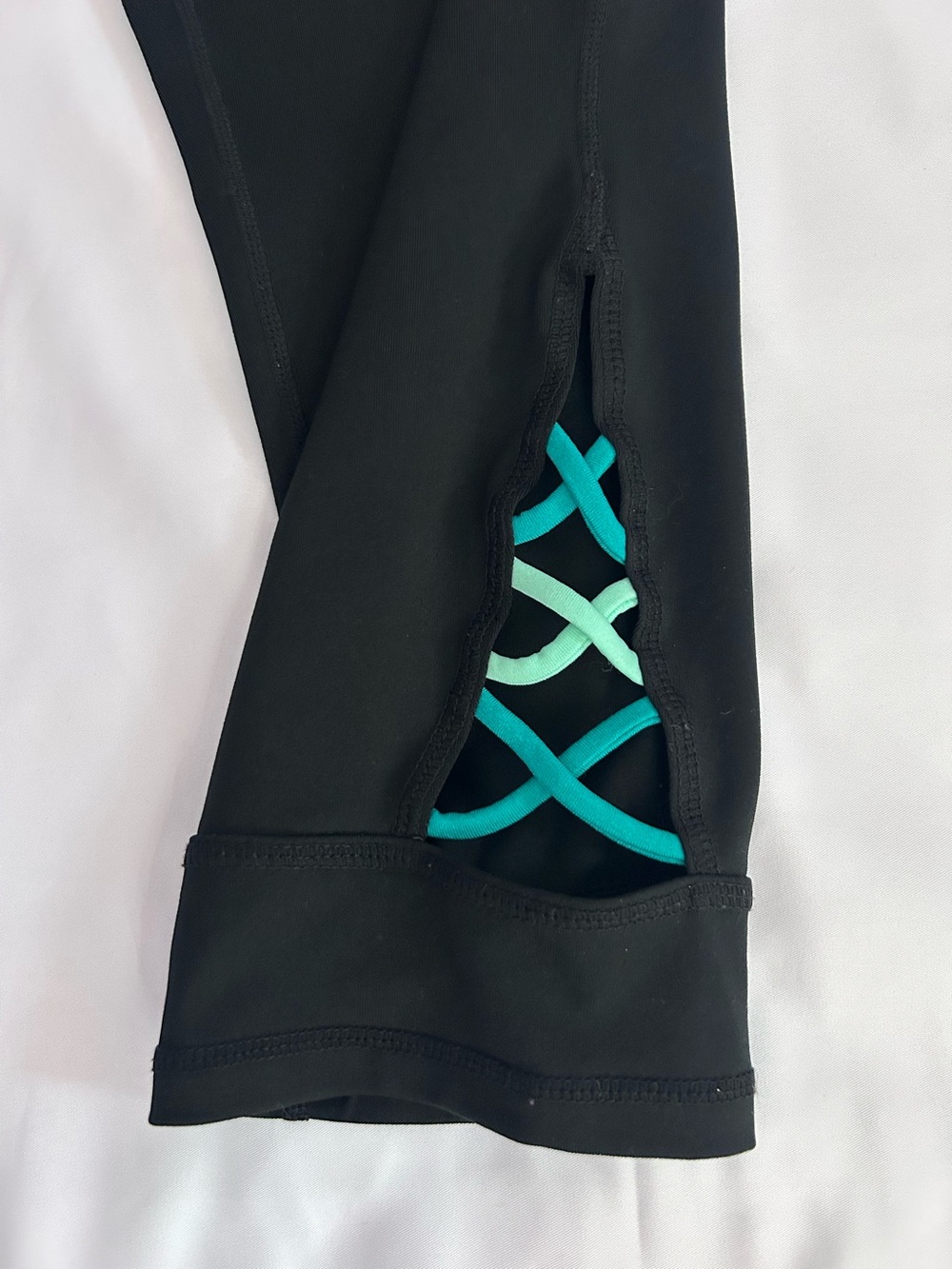 Gaiam OM Pop Capri Leggings With Strappy Detail Size Large - Picture 6 of 7
